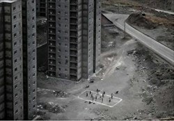 کارگرانی فارغ از هیاهوی کرونا در حال بازی والیبال