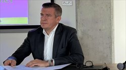 شمشیر رئیس وادا در روی منتقدین