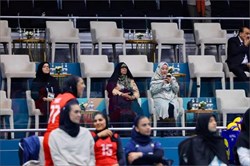 بازی‌های کشورهای اسلامی ریاض؛ دکتر فرهادی‌زاد تماشاگر بازی والیبال زنان