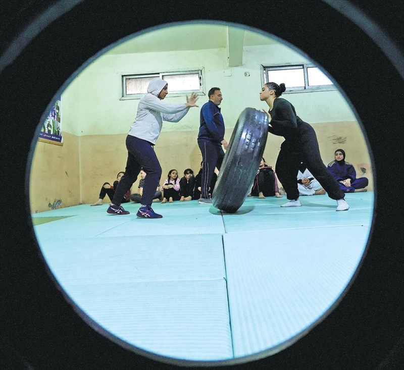 دختران کشتی با محدودیت‌؛ رؤیاهای بزرگ در سالن‌های کوچک